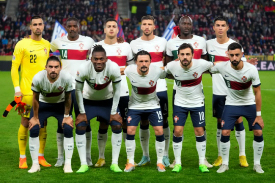 포르투갈 축구대표팀이 25일(한국시간) 체코 프라하에서 열린 체코와 2022~2023 UEFA 네이션스리그 조별리그 2초 5차전을 앞두고 기념사진을 찍고 있다. AP뉴시스