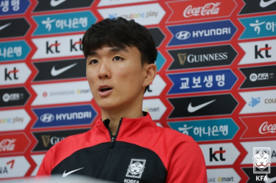 황인범이 26일 파주 국가대표트레이닝센터에서 카메룬과 평가전을 앞두고 열린 비대면 기자회견에서 질문에 답하고 있다. 대한축구협회 제공