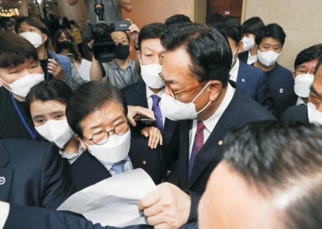 지난 4월 30일 ‘검수완박’ 법안 본회의 처리 방식을 놓고 박병석 국회의장과 정진석 부의장 사이에 몸싸움과 설전이 벌어졌다. 퇴행적 한국 정치의 현주소를 보여준다. 국회사진기자단
