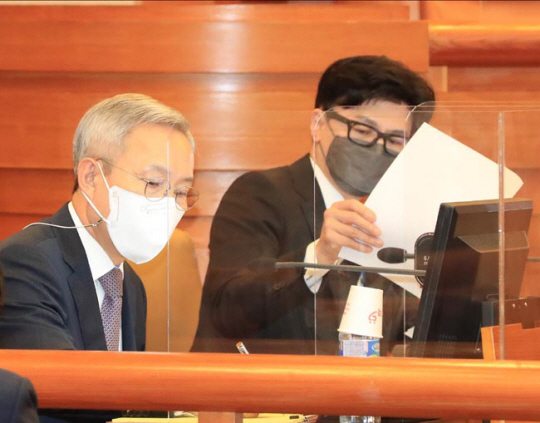 한동훈(오른쪽) 법무부 장관과 강일원 변호사가 27일 오후 헌법재판소에서 열린 ‘검수완박’ 법안 권한쟁의심판 공개 변론에 출석해 앉아 있다. 뉴시스