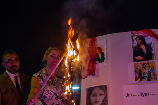 23일 미국 캘리포니아 로스앤젤레스에서 열린 ‘히잡 의문사’ 관련 시위에 참석해 히잡을 불태우고 있다. AFP 연합뉴스