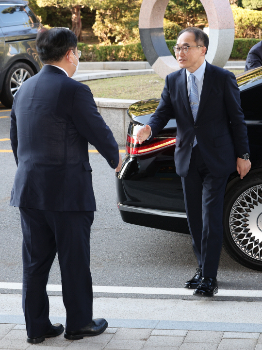 이원석 검찰총장이 27일 오후 서울 양천구 남부지검에 방문해 마중 나온 양석조 남부지검장과 악수를 하고 있다.   연합뉴스