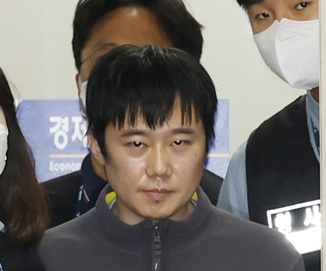 ‘신당역 사건’ 피의자 전주환이 지난 21일 서울 중구 남대문경찰서에서 검찰로 송치되고 있다. 김동훈 기자