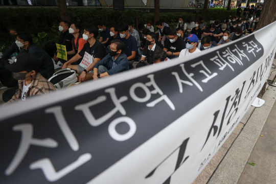 서울교통공사노동조합 조합원들이 지난 23일 서울시청 인근에서 열린 ‘신당역 스토킹 살인사건’ 대책촉구 추모문화제에 참석해 있다.연합뉴스