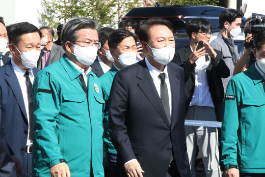 윤석열 대통령이 27일 오후 7명의 사망자가 발생한 대전 현대프리미엄아울렛 화재 현장을 찾아 유가족 대기소로 향하고 있다. 연합뉴스