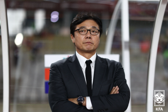 황선홍 올림픽대표팀 감독이 26일 화성종합경기타운 주경기장에서 열린 우즈베키스탄과 평가전에서 경기를 지켜보고 있다. 대한축구협회 제공