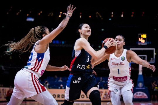 강이슬(KB·가운데))이 26일 호주 시드니의 시드니슈퍼돔에서 열린 FIBA 월드컵 A조 조별리그 푸에르토리코와의 경기에서 돌파를 시도하고 있다. FIBA 제공