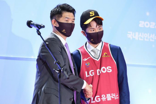 프로농구 LG 조상현(왼족) 감독이 27일 잠실학생체육관에서 열린 KBL 신인드래프트 전체 1순위로 양준석을 지명한 뒤 포즈를 취하고 있다. KBL 제공