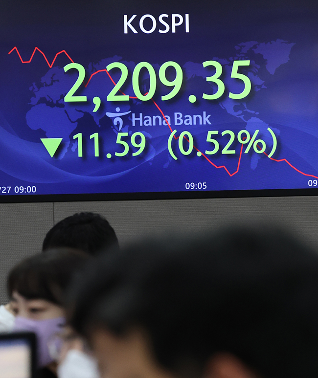 27일 서울 중구 명동 하나은행 본점 딜링룸에서 코스피 지수가 하락세를 나타내고 있다. 연합뉴스