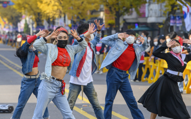 제18회 광주충장축제 거리퍼레이드 행사에서 댄스팀이 1970~1980년 당시 유행하던 의상을 입고 춤을 선보이고 있다.  광주 동구청 제공