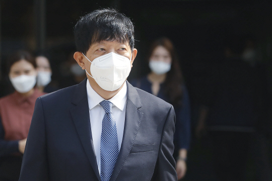 차량호출 서비스 ‘타다’를 운영하다 여객자동차운수사업법 위반 혐의로 기소된 이재웅 전 쏘카 대표가 29일 서울 서초구 서울중앙지법에서 열린 항소심 공판에서 무죄를 선고 받고 법원을 나서고 있다. 뉴시스