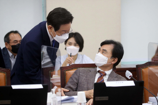 안규백(오른쪽) 더불어민주당 의원이 지난달 29일 국회 국방위원회 전체회의에서 이재명 민주당 대표와 대화하고 있다. 뉴시스