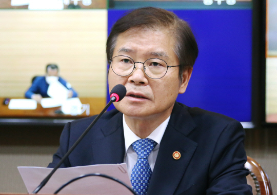 이정식 고용노동부 장관이 29일 서울 중구 서울지방고용노동청에서 노동동향 점검 주요 기관장 회의를 주재하고 있다. 사진=고용노동부 제공