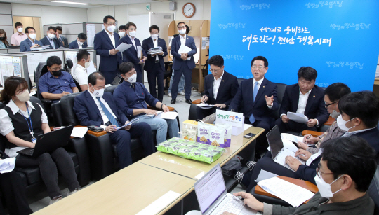 김영록 전남지사는 지난 27일 전남도청 기자실에서 가진 기자간담회에서 최근 유치경쟁이 과열되고 있는 국립해양수산박물관 대상지 선정과 관련해 공정성과 투명성 확보에 철저를 기하겠다고 밝혔다. 전남도청 제공