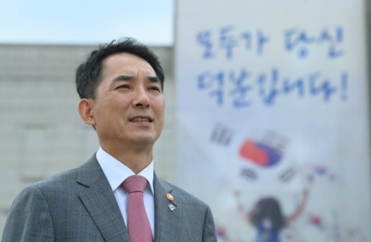 호국보훈의 달인 지난 6월 8일 서울 용산구 전쟁기념관 앞 광장에서 기념촬영한 박민식 국가보훈처장 뒤편으로 ‘모두가 당신 덕분입니다’이라는 글귀가 담긴 현수막이 걸려 있다. 김동훈 기자