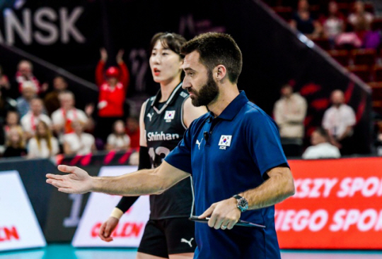 세사르 에르난데스 곤살레스 한국 여자배구대표팀 감독이 29일 오전(한국시간) 폴란드 그단스크에서 열린 폴란드와의 FIVB 세계여자배구선수권대회 조별리그 도중 심판 판정에 항의하고 있다. FIVB 제공