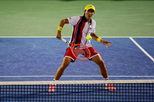 사진은 28일 열린 남자프로테니스(ATP)투어 유진투자증권 코리아오픈 복식 1회전 모습. 권순우가 공을 처리하고 있다. 뉴시스