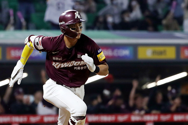 29일 인천 SSG 랜더스필드에서 열린 프로야구 SSG 랜더스와 키움 히어로즈의 경기. 8회초 키움 공격 2사 만루 상황에서 키움 이정후가 우익수 앞 안타를 친 뒤 1루를 향해 달리고 있다. 연합뉴스