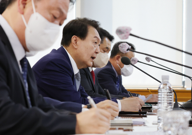 윤석열 대통령이 30일 오전 서울 중구 은행회관에서 제3차 거시금융 상황점검회의를 주재하고 있다. 연합뉴스