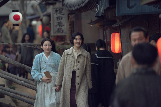 일제강점기를 그린 드라마 ‘파친코’가 촬영된 전남 순천시 드라마촬영장 등용문 다리 거리와 순천시 읍내 천변.  전남영상위원회 제공