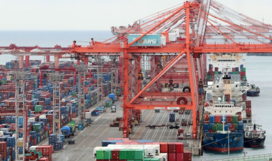 부산 남구 신선대 부두.뉴시스