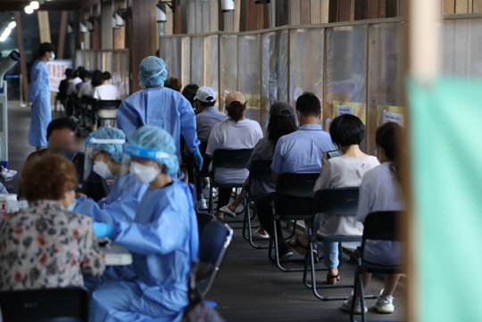 지난 19일 서울 송파구보건소 선별진료소를 찾은 시민들이 검사를 받기 위해 대기하고 있다. 뉴시스