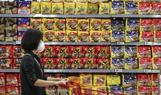 서울 시내의 한 대형마트를 찾은 시민이 라면 판매대를 둘러보고 있다. 뉴시스
