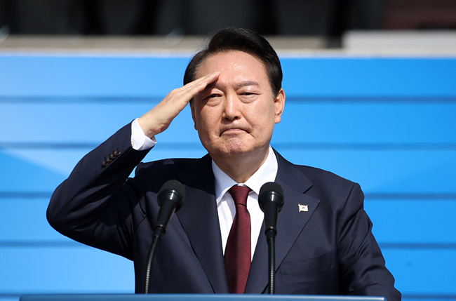 윤석열 대통령이 1일 충남 계룡대에서 열린 건군 제74주년 국군의 날 기념식에서 거수경례하고 있다. 뉴시스