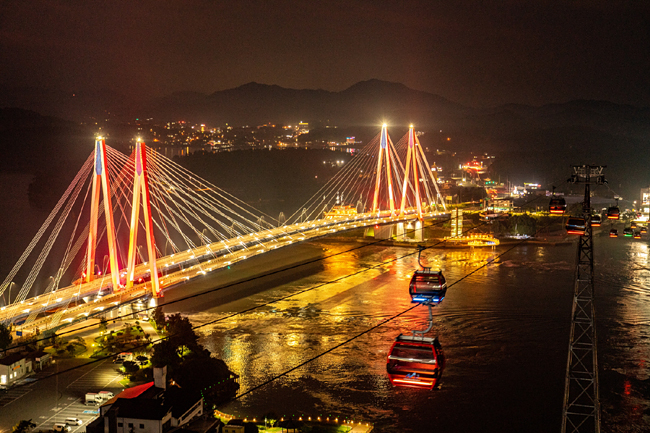 야간 운행 중인 명량해상케이블카. 해남군청 제공