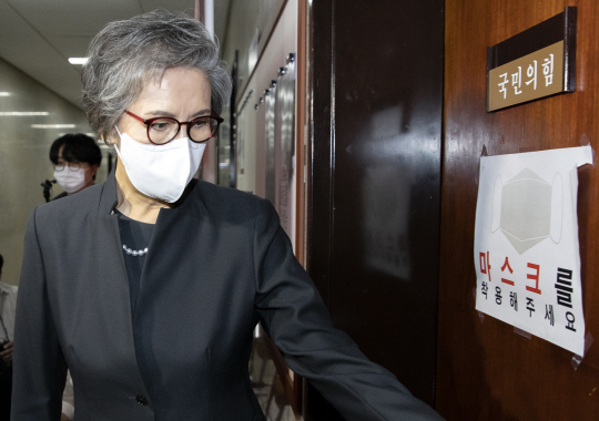 이양희 국민의힘 윤리위원장이 지난 달 28일 서울 영등포구 국회에서 열린 당 윤리위원회에 참석하고 있다. 공동취재사진