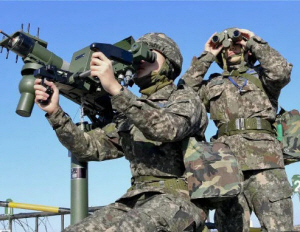 국산 휴대용 지대공 유도무기 ‘신궁’을 조준하는 모습. 국회사진기자단