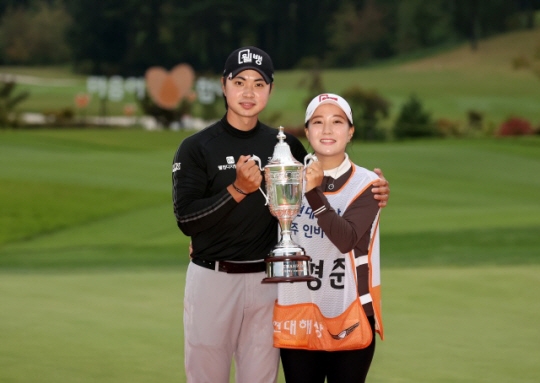 이형준이 2일 경기도 여주의 페럼클럽에서 열린 KPGA투어 현대해상최경주인비테이셔널에서 연장 끝에 우승한 뒤 태디를 맡은 아내와 트로피를 들고 기념 사진을 찍고 있다. KPGA 제공