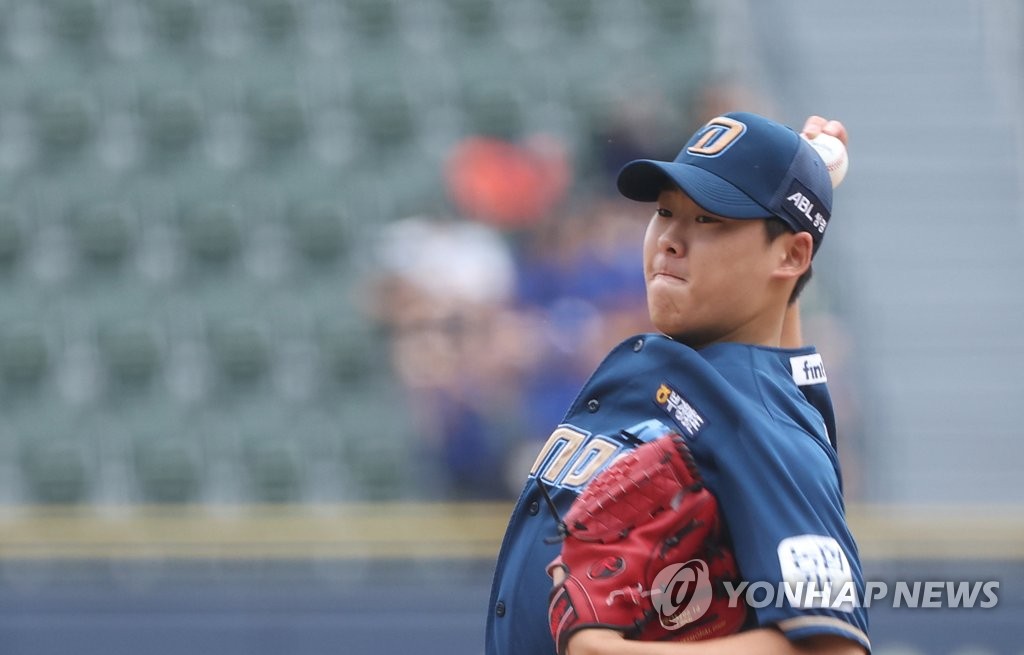 (서울=연합뉴스) 2일 오후 서울 잠실야구장에서 열린 프로야구 NC와 LG의 경기. 1회말 NC 선발투수 김태경이 역투하고 있다. 2022.10.2