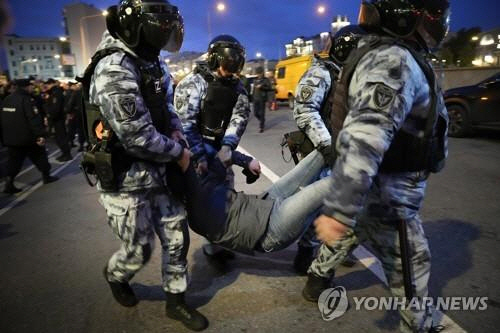 동원령 반대 시위대를 체포하고 있는 러시아 경찰. AP 연합뉴스