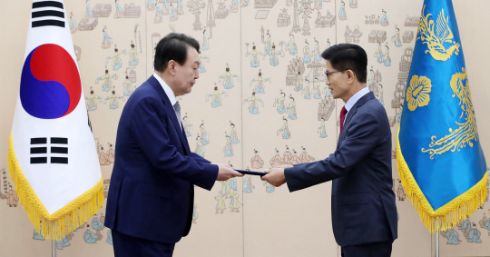 윤석열 대통령이 지난달 30일 서울 용산 대통령실 청사에서 김문수 경제사회노동위원회 위원장에게 위촉장을 수여하고 있다. 뉴시스