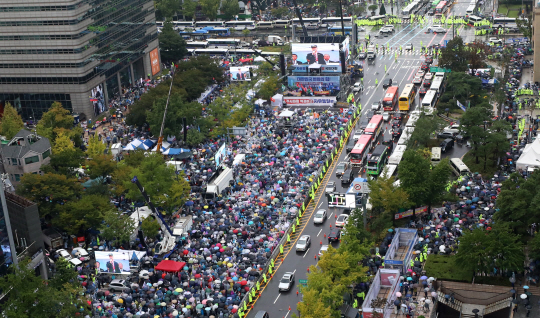 개천절인 3일 오후 서울 중구 세종대로에서 자유통일과 주사파 척결을 위한 국민대회가 열리고 있다. 뉴시스