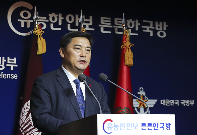지난 2018년 12월 당시 허욱구 병영문화혁신태스트포스 단장이 병사들의 평일 외출을 전면 허용하고, 일과 이후 휴대전화 사용도 단계적으로 확대하는 내용의 병영 문화 혁신 방안을 발표하고 있다. 뉴시스