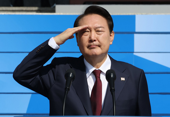 윤석열 대통령이 지난 1일 충남 계룡대 대연병장에서 열린 건군 ‘제74주년 국군의 날’ 기념식에서 거수경례를 하고 있다. 연합뉴스