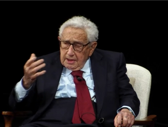 현리 키신저 전 미 국무부 장관이 3일 미국 뉴욕 아시아 소사이어티에서 열린 컨퍼런스에 참가해 자신의 견해를 밝히고 있다. 유튜브 캡처