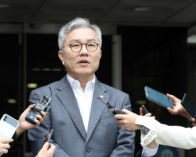 최강욱 더불어민주당 의원이 4일 오전 서울 서초구 중앙지방법원에서 열린 ‘채널A기자 명예훼손 혐의’ 1심 선고 공판에서 무죄를 선고받은 뒤 법정을 나서며 취재진의 질문에 답하고 있다. 뉴시스