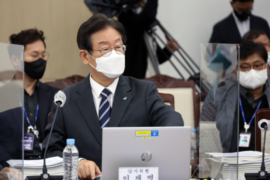 이재명 더불어민주당 대표가 4일 서울 용산구 국방부에서 국회 국방위원회 국정감사에 참석하고 있다. 국회사진기자단