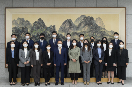 이원석 검찰총장(앞줄 왼쪽 다섯 번째)이 4일 서울 서초구 대검찰청에서 법관 임용 예정 검사들과 만나 기념 촬영하고 있다. 대검찰청 제공