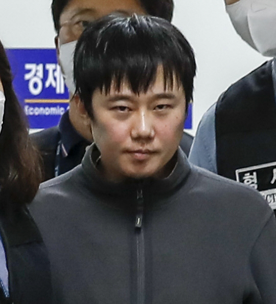 ‘신당역 사건’ 피의자 전주환이 지난달 21일 서울 중구 남대문경찰서에서 검찰로 송치되고 있다. 김동훈 기자