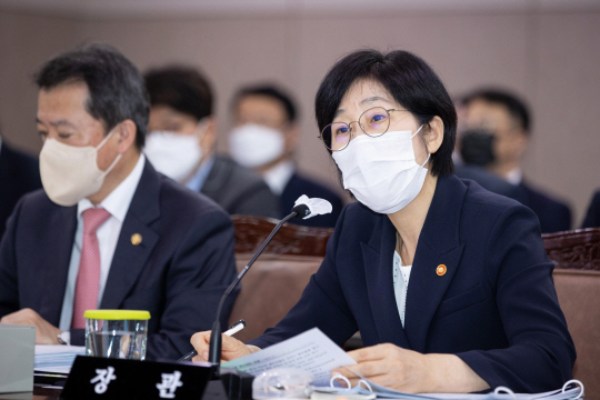 ▲한화진 환경부 장관이 4일 정부세종청사에서 열린 국회 환경노동위원회 환경부 국정감사에 참석해 질의에 답변하고 있다. 환경부 제공