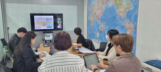서울시 공무원들이 스마트시티 정책기획 내용을 과야킬시 공무원들에게 소개하는 모습. 서울시청 제공