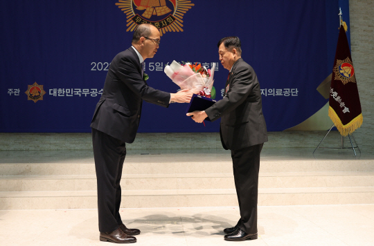5일 오전 서울 대방동 공군호텔 그랜드볼룸에서 열린 제1회 호국봉사대상 시상식에서 윤종진(왼쪽) 국가보훈처 차장이 김동진 중앙회 선양행사대장에게 대상을 수여하고 있다. 대한민국무공수훈자회 제공