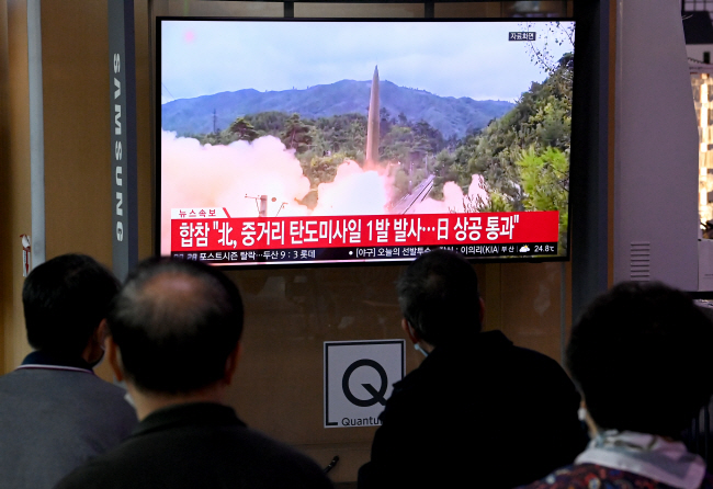 4일 오전 서울역에서 시민들이 북한이 일본 상공 넘어 태평양으로 발사한 중거리탄도미사일(IRBM) 관련 뉴스를 시청하고 있다. 김호웅 기자