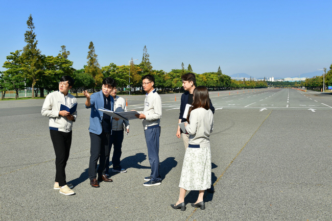 최두표(오른쪽 두 번째) 울산시청 사무관과 최금석(왼쪽 두 번째) 주무관이 현대자동차 직원들과 현장점검을 하고 있다.