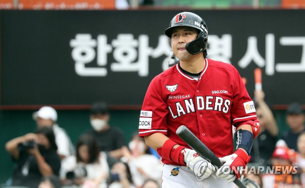 (대전=연합뉴스) 3일 대전 한화이글스파크에서 열린 프로야구 SSG와 한화의 경기. 5회초 선두타자로 타석에 오른 SSG 최정이 삼진을 당한 후 외야를 바라보며 아쉬운 표정을 짓고 있다. 2022.10.3