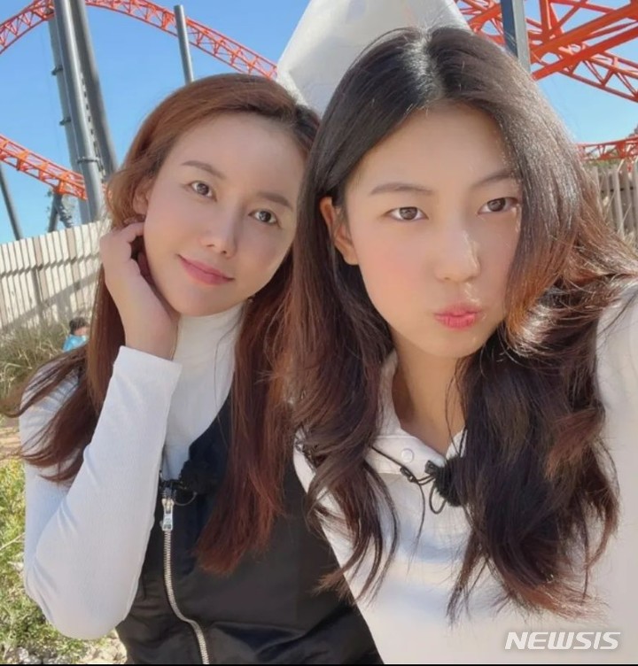 [서울=뉴시스] 박연수, 딸 송지아. 2022.10.03. (사진 = 인스타그램 캡처)